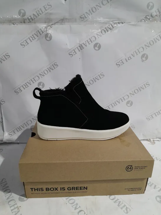 BOXED PAIR OF CLARKS LAYTON TRAINERS BLACK SIZE 6