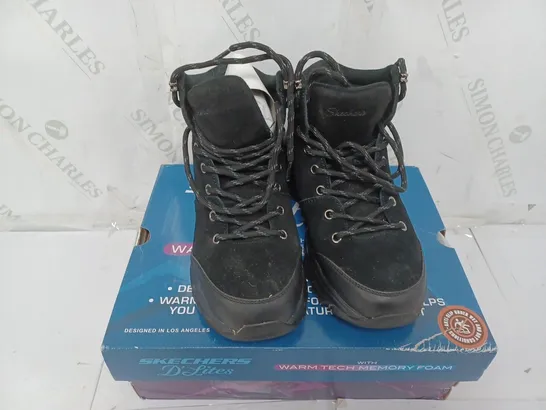 BOXED PAIR OF SKECHERS D'LITES SATIN COLLAR LACE UP BOOTS IN BLACK SIZE 3