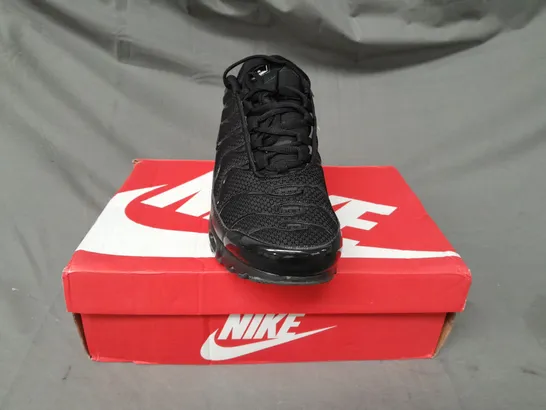 BOXED PAIR OF NIKE AIR MAX PLUS SHOES IN BLACK UK SIZE 9