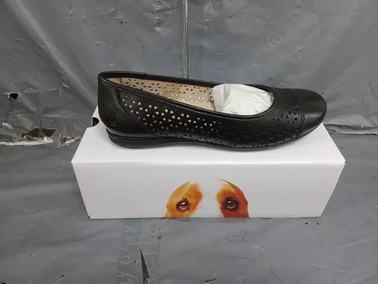 BOXED PAIR OF WOMENS HUSH PUPPIES LEAH BALLERINA SHOES IN BLACK SIZE 6