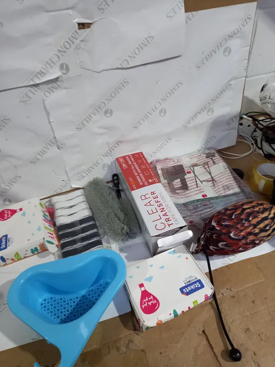 LOT OF ASSORTED HOUSEHOLD ITEMS