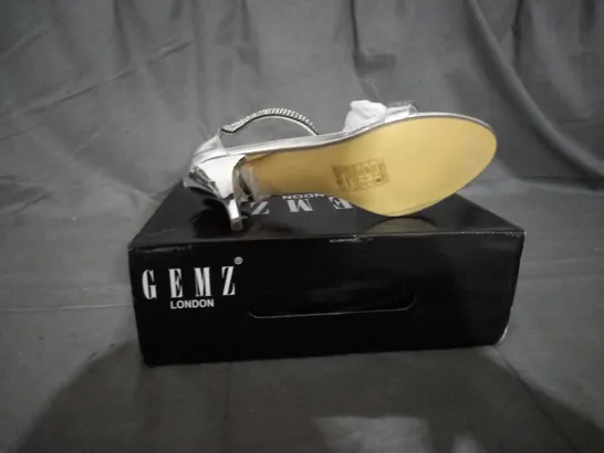 APPROXIMATELY 12 BOXED PAIRS OF GEMZ SILVER HEELED SANDALS IN VARIOUS SIZES TO INCLUDE SIZE 7 