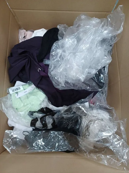 BOX OF APPROXIMATELY 22 ASSORTED CLOTHING ITEMS TO INCLUDE - TIE , T-SHIRT , BAG ETC