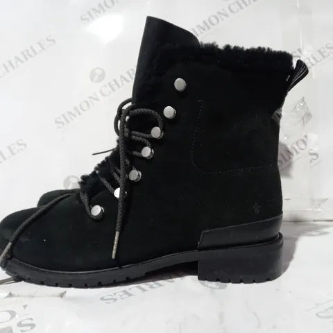 PAIR OF EMU EXPLORE BOOTS IN BLACK SIZE 8