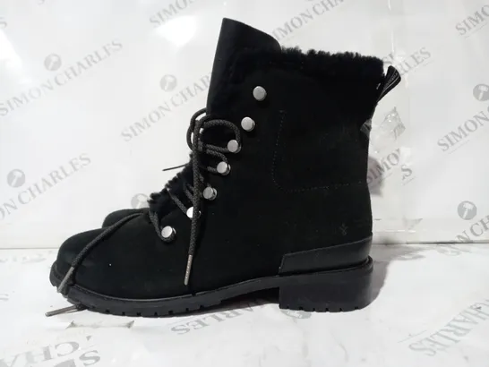 PAIR OF EMU EXPLORE BOOTS IN BLACK SIZE 8