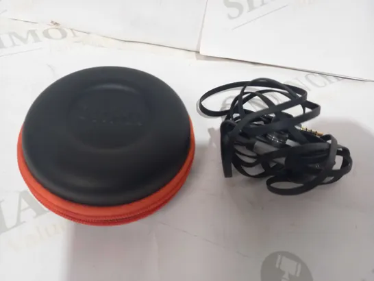 PUMP WIRED EARPHONES WITH CASE IN BLACK/ORANGE