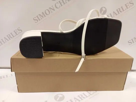 BOXED PAIR OF BLOCK HEEL SANDALS UK SIZE 6