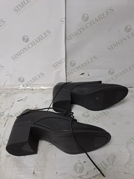 APPROXIMATELY 10 PAIRS OF GEORGE FABULOUS FOOTWEAR BLOCK HEEL SUIT SHOE IN BLACK 