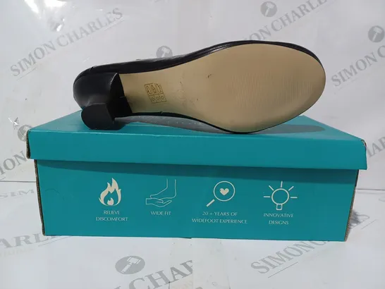 BOXED PAIR OF DR LIGHTFOOT CLOSED TOE LOW HEEL SHOE SIN BLACK UK SIZE 9