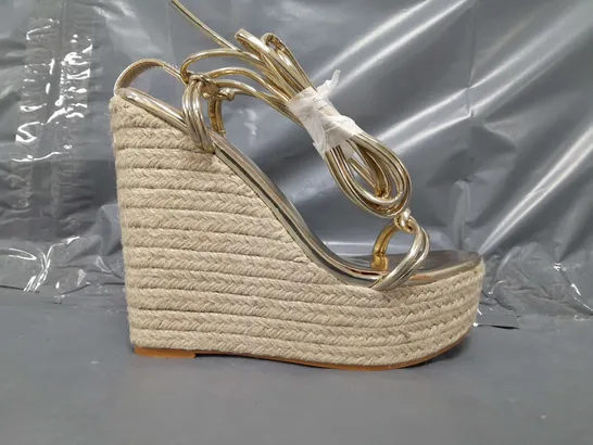 PAIR OF PRETTY LITTLE THING OPEN TOE PLATFORM HIGH WEDGE SANDALS IN METALLIC GOLD SIZE 3