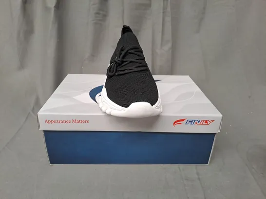 BOXED PAIR OF FINILY WARMUP SHOES IN BLACK/WHITE UK SIZE 5