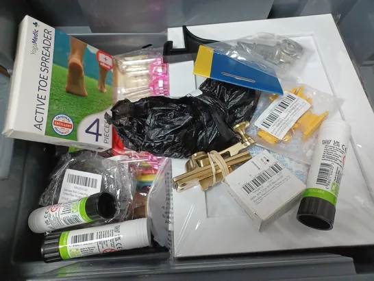 BOX OF APPROXIMATELY 12 ASSORTED ITEMS TO INCLUDE - EGG TIMER , 15 PARTY BALLOONS , COLLAPSIBLE DOG BOWL ETC