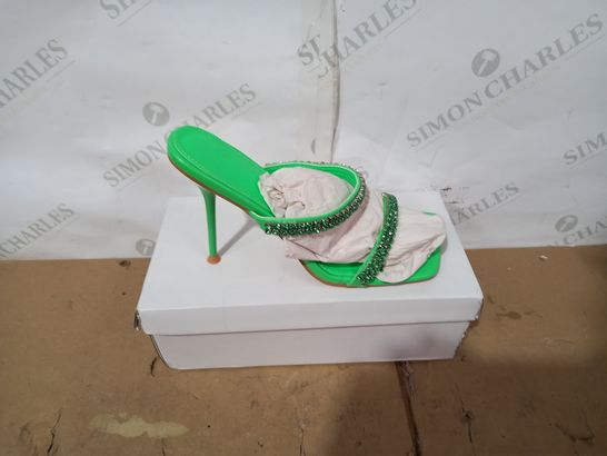 BOXED PAIR OF DESIGNER GREEN HIGH HEELS SIZE 7