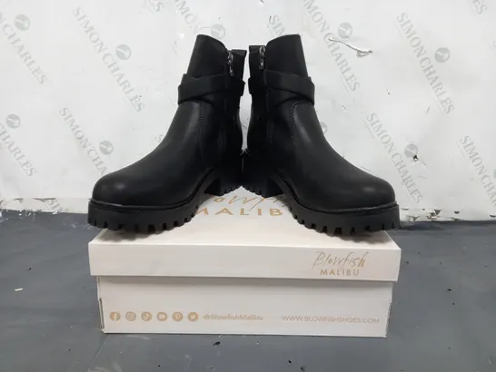 BOXED PAIR OF BLOWFISH MALIBU ANKLE BOOTS IN BLACK SIZE 7