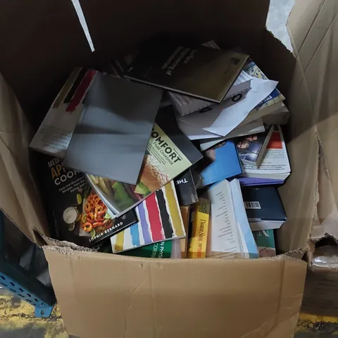 BOX CONTAINING A LARGE ASSORTMENT OF BOOKS 