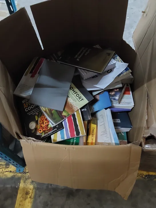 BOX CONTAINING A LARGE ASSORTMENT OF BOOKS 