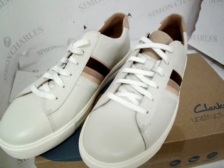 Lot 6071: CLARKS UN MAUI BAND TRAINER SIZE 6 - Simon Charles Auctioneers