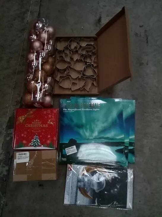 PALLET OF ASSORTED ITEMS INCLUDING CHRISTMAS COOKIE CUTTERS, CHRISTMAS SCENTED CANDLES, BAUBLES, 2023 AURORA BOREALIS CALENDAR, JAMMED TRANSPARENT GLASS BOTTLES, COLOUR BY NUMBERS