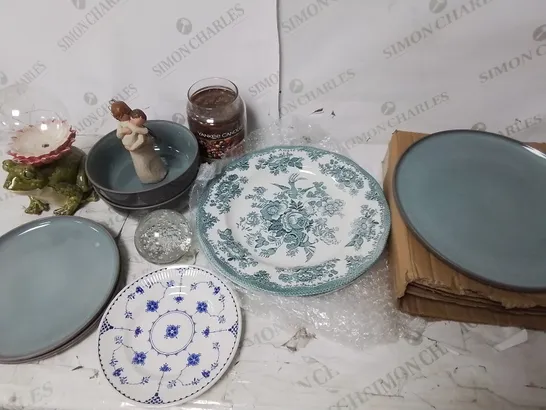 LOT OF ASSORTED HOUSEHOLD ITEMS TO INCLUDE PLATE, FROG THEMED LIGHT AND ENOCH WEDGWOOD PLATES