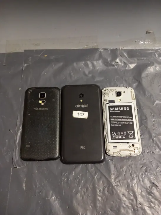 LOT OF 3 ASSORTED FAULTY MOBILE PHONES TO INCLUDE SAMSUNG AND ALCATEL 