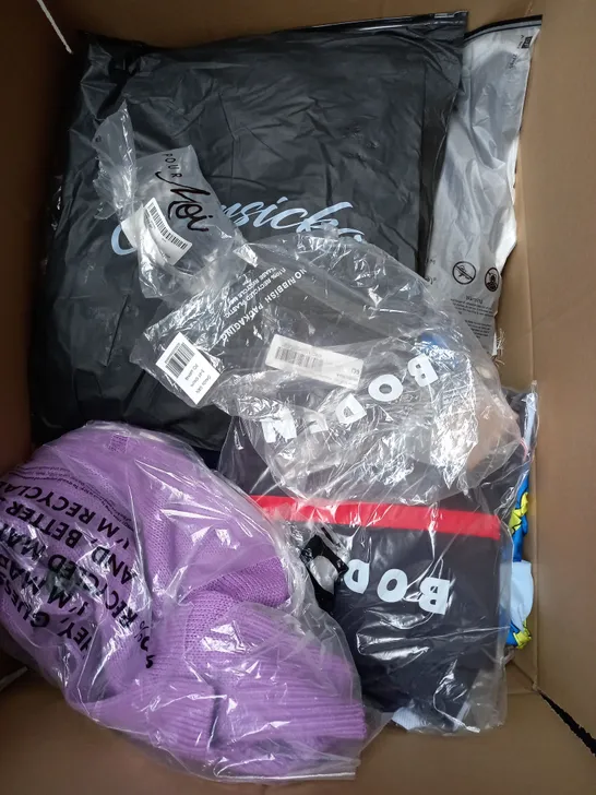 BOX OF APPROXIMATELY 25 ASSORTED CLOTHING ITEMS TO INCLUDE - SHORTS , SHIRT ,JACKET ETC