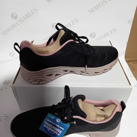 SKECHERS GLIDE-STEP TRAINERS IN BLACK & PINK - SIZE 5