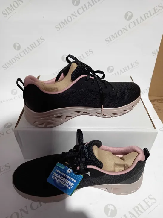 SKECHERS GLIDE-STEP TRAINERS IN BLACK & PINK - SIZE 5