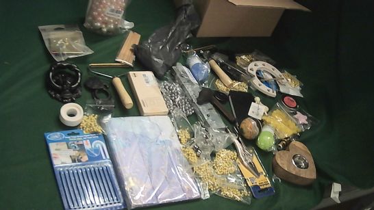 SMALL BOX OF ASSORTED ITEMS TO INCLUDE DRAIN CLEANING STICKS, YELLOW PINS, LION DOOR KNOCKER