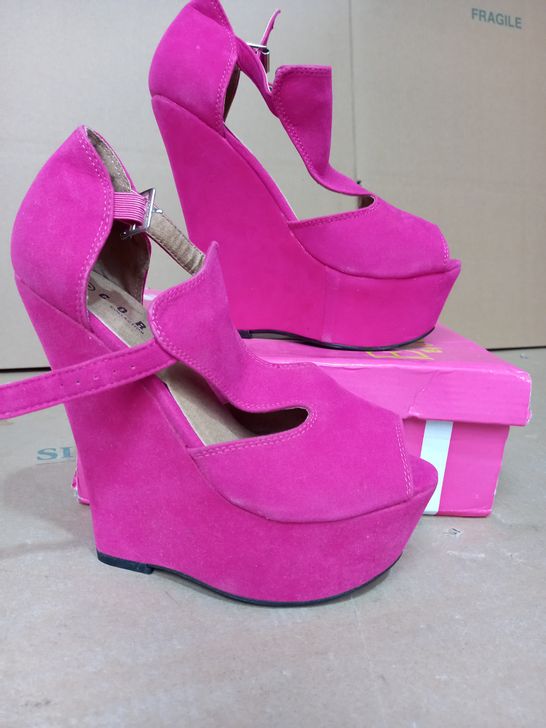 PAIR OF ENVY BY CHERAG CERISE PINK WEDGE SANDALS, UK SIZE 4