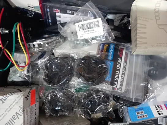 LOT OF APPROXIMATELY 15 ASSORTED VEHICLE PARTS & ACCESSORIES TO INCLUDE WIND & MOON BICYCLE HORN ALARM, DIGIT NOW BLUETOOTH 5.0 CASSETTE ADAPTER, RK MOTORCYCLE CHAIN 428SB, ETC