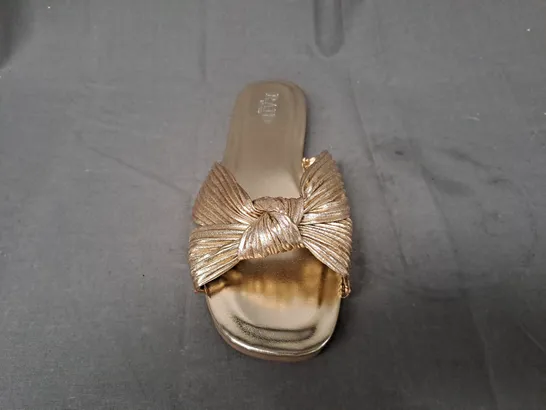 BOXED PAIR OF RAID LONDON OPEN TOE WIDE FIT FARAAH KNOT FLAT SANDALS IN METALLIC GOLD SIZE UNSPECIFIED