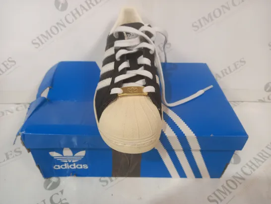 BOXED PAIR OF ADIDAS SUPERSTAR SHOES IN BLACK/WHITE UK SIZE 4