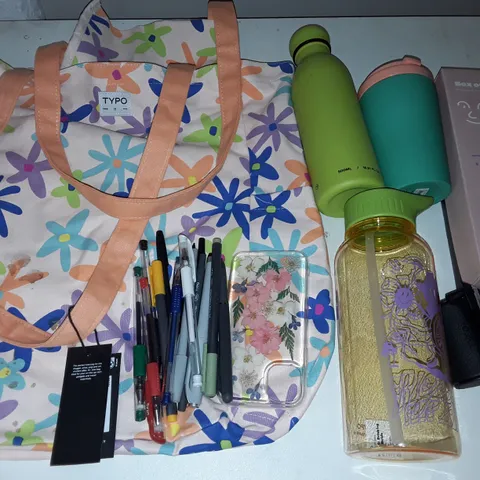 LOT OF ASSORTED ITEMS TO INCLUDE BAGS AND DRINKS CONTAINERS 