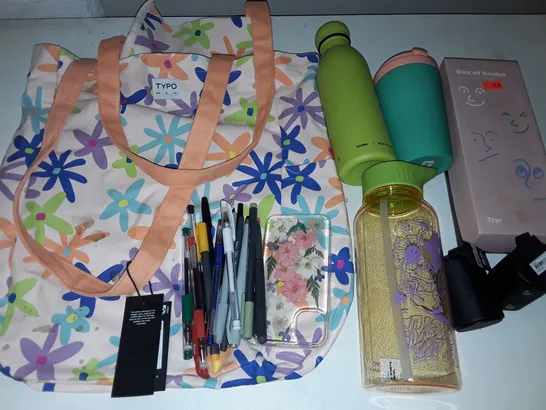 LOT OF ASSORTED ITEMS TO INCLUDE BAGS AND DRINKS CONTAINERS 