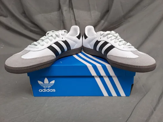 BOXED PAIR OF ADIDAS SAMBA OG SNEAKERS IN WHITE/BLACK/GRANITE SIZE 8 1/2