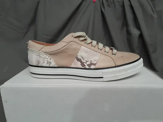 BOXED PAIR OF MODA IN PELLE ASTRIPE CREAM LEATHER TRAINERS - SIZE 7