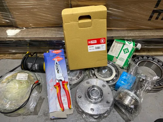 TRAY OF ASSORTED ITEMS TO INCLUDE: PLIERS, ROLLING BEARING ETC 