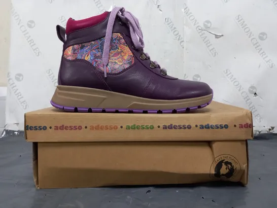 BOXED PAIR OF ADESSO ANKLE BOOTS IN PURPLE SIZE/MULTI SIZE 7