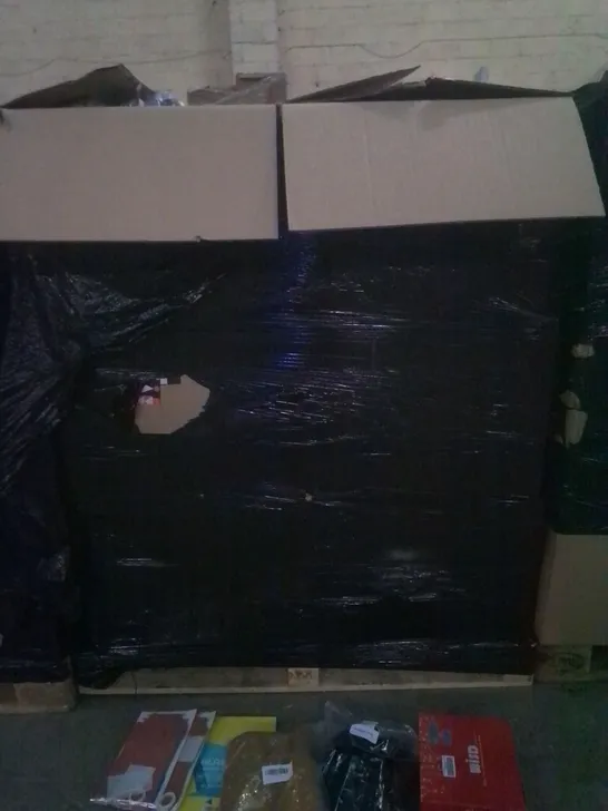 PALLET OF ASSORTED ITEMS TO INCLUDE BOOKS, CRAFTS SUPPLIES, SCREEN PROTECTORS, TABLET CASES, PARTY DECOR ETC