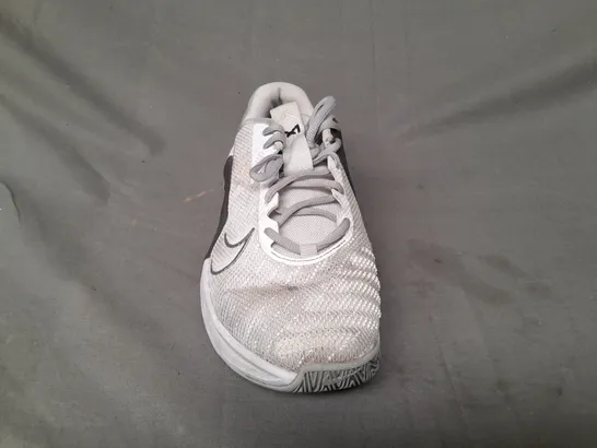 PAIR OF NIKE METCON 9 SHOES IN GREY/WHITE UK SIZE 7