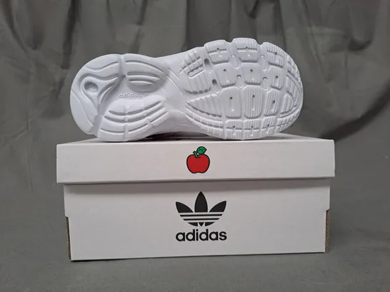 BOXED PAIR OF ADIDAS HELLOW KITTY KIDS SHOES IN WHITE/RED UK SIZE 8.5