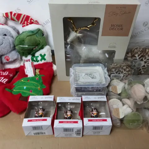 LOT OF APPROXIMATELY 26 ASSORTED BRAND NEW SEASONAL ITEMS TO INCLUDE MUSICAL STOCKINGS, STRING LIGHTS AND TREE DECORATIONS