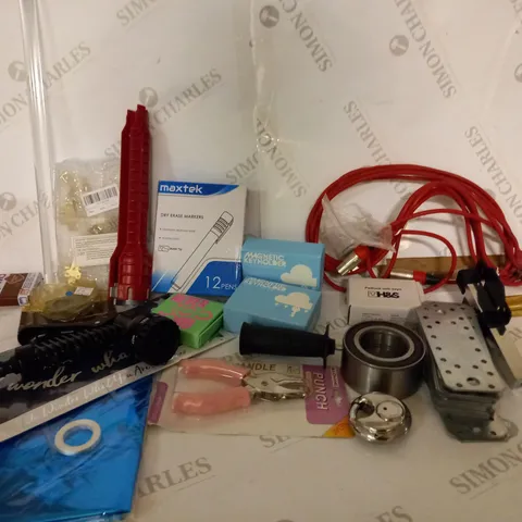 LOT OF APPROXIMATELY 30 ITEMS TO INCLUDE PADLOCK AND KEY, SILICONE HANDLE PUNCH, VARIOUS DOOR BRACKETS AND LOCKS, ETC