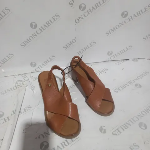 UNBOXED PAIR OF MODA IN PELLE LASSANDRA SANDALS IN TAN SIZE 5