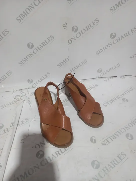 UNBOXED PAIR OF MODA IN PELLE LASSANDRA SANDALS IN TAN SIZE 5