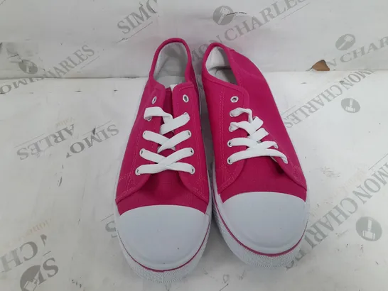 BOXED PAIR OF REDFISH LACE UP LOWS IN PINK - SIZE 7