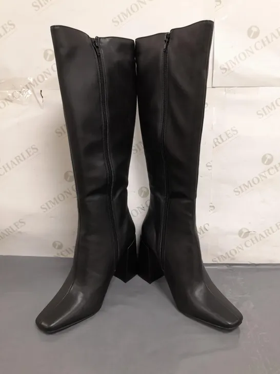 BOXED PAIR OF PUBLIC DESIRE APOLOGY KNEE-HIGH BLOCK HEEL BOOTS IN BLACK UK SIZE 6