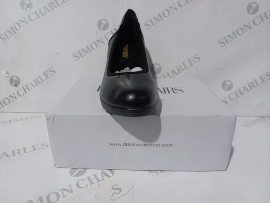 BOXED PAIR OF DREAMPAIRS CLOSED TOE SLIP-ON BLACK HEEL SHOES IN BLACK UK SIZE 4.5