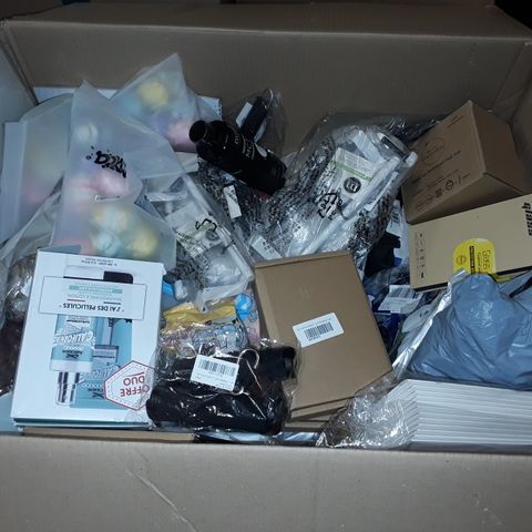 LARGE QUANTITY OF ASSORTED HOUSEHOLD ITEMS TO INCLUDE LIGHTING KITS, MATT WHITE TOWEL BARS AND FLATPACK CUPCAKE BOXES 