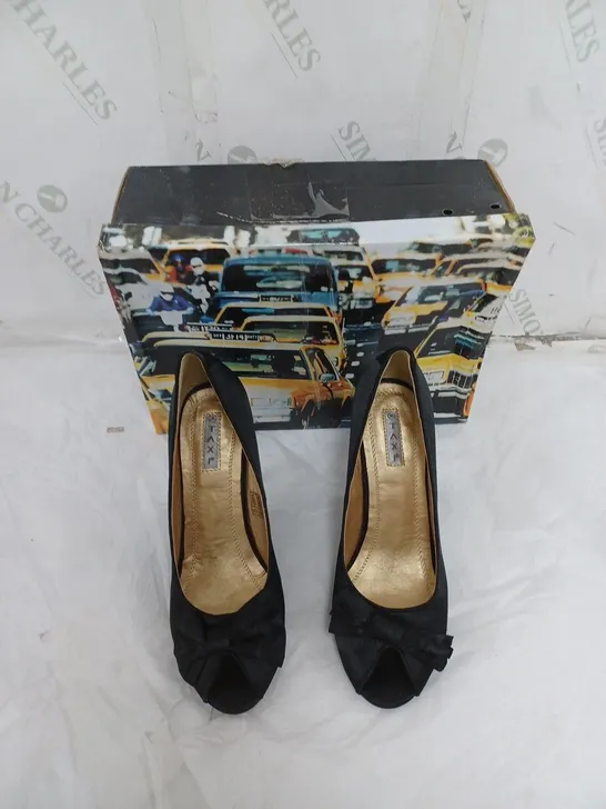 APPROXIMATELY 5 PAIRS OF BOXED TAXI PUMP HEELS BLACK OPEN TOE IN VARIOUS SIZES 